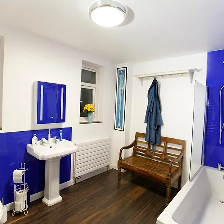 Seafarer'S View - 6 Bedroom Townhouse In Cowes, Parking & Seaviews. Cowes  Exterior photo