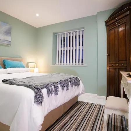 Seafarer'S View - 6 Bedroom Townhouse In Cowes, Parking & Seaviews. Cowes  Exterior photo