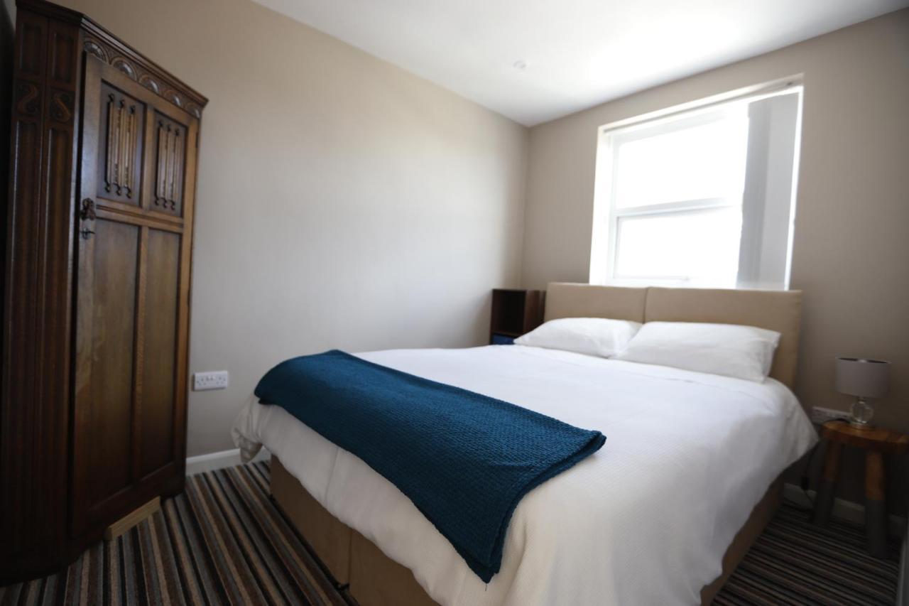 Seafarer's View - 6 Bedroom Townhouse In Cowes, Parking & Seaviews. *