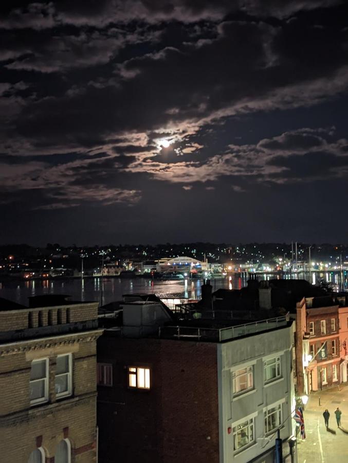 Seafarer's View - 6 Bedroom Townhouse In Cowes, Parking & Seaviews. Holiday home *