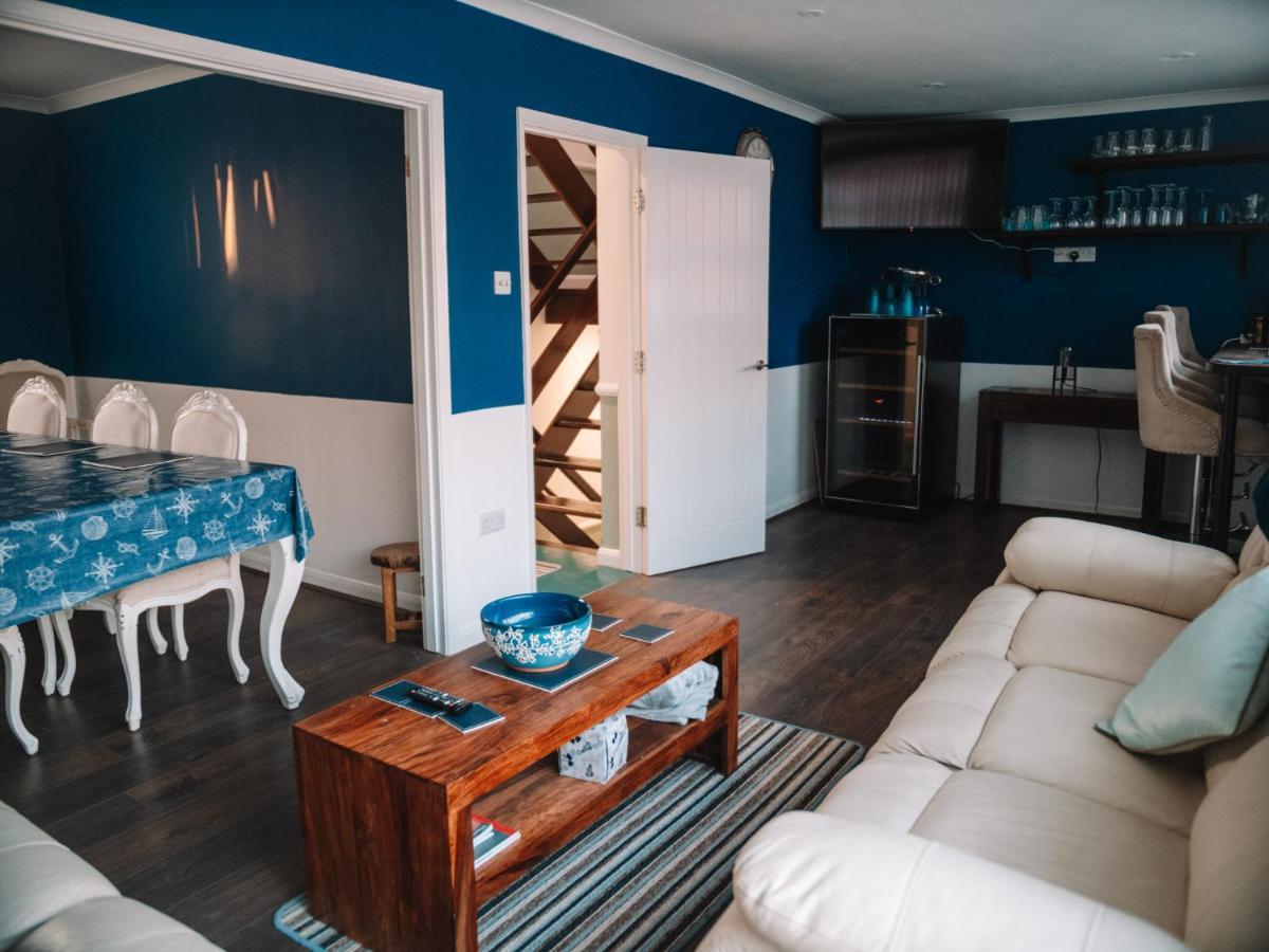 Seafarer's View - 6 Bedroom Townhouse In Cowes, Parking & Seaviews. Cowes (Isle of Wight)