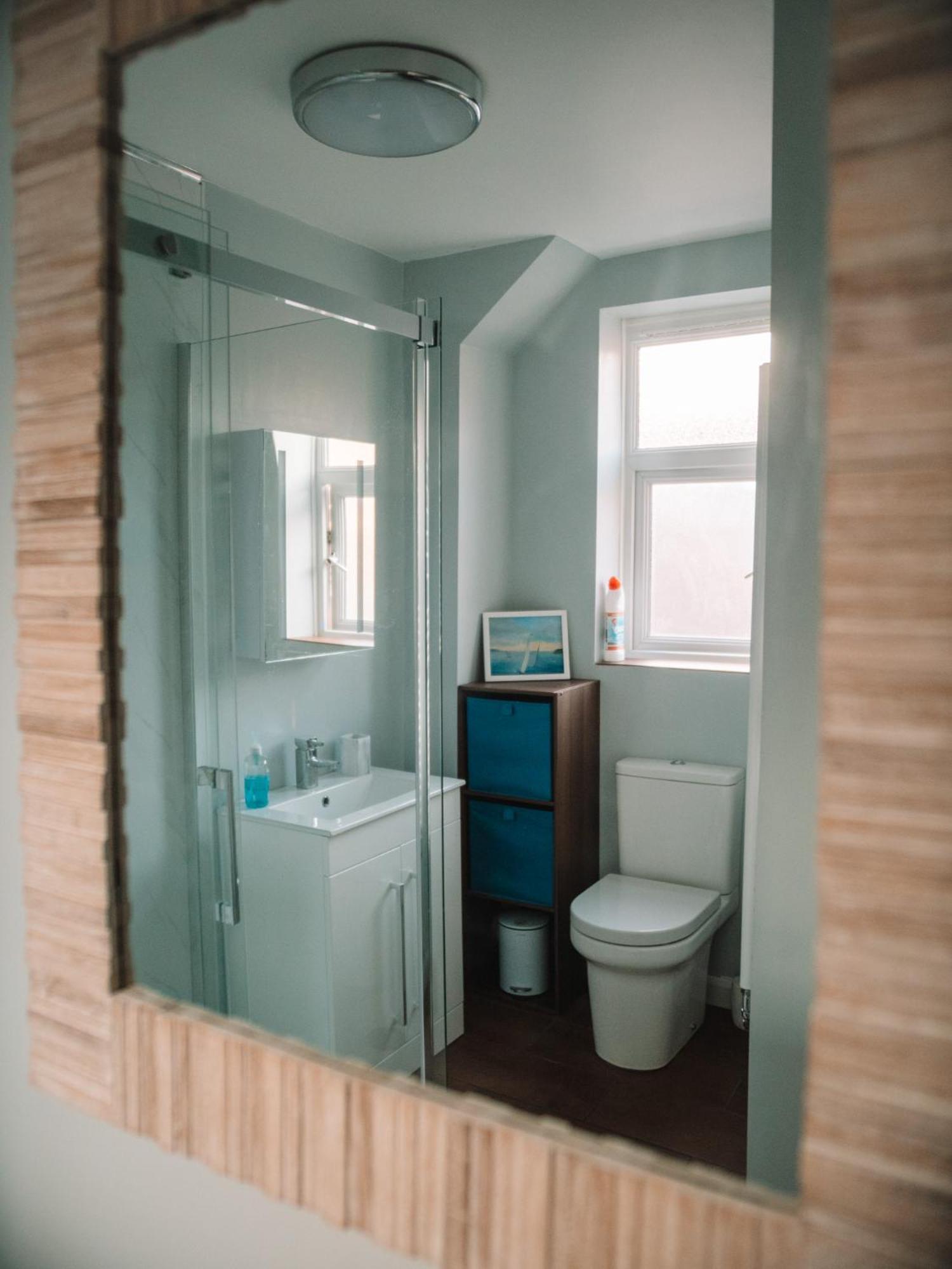Holiday home Seafarer's View - 6 Bedroom Townhouse In Cowes, Parking & Seaviews.